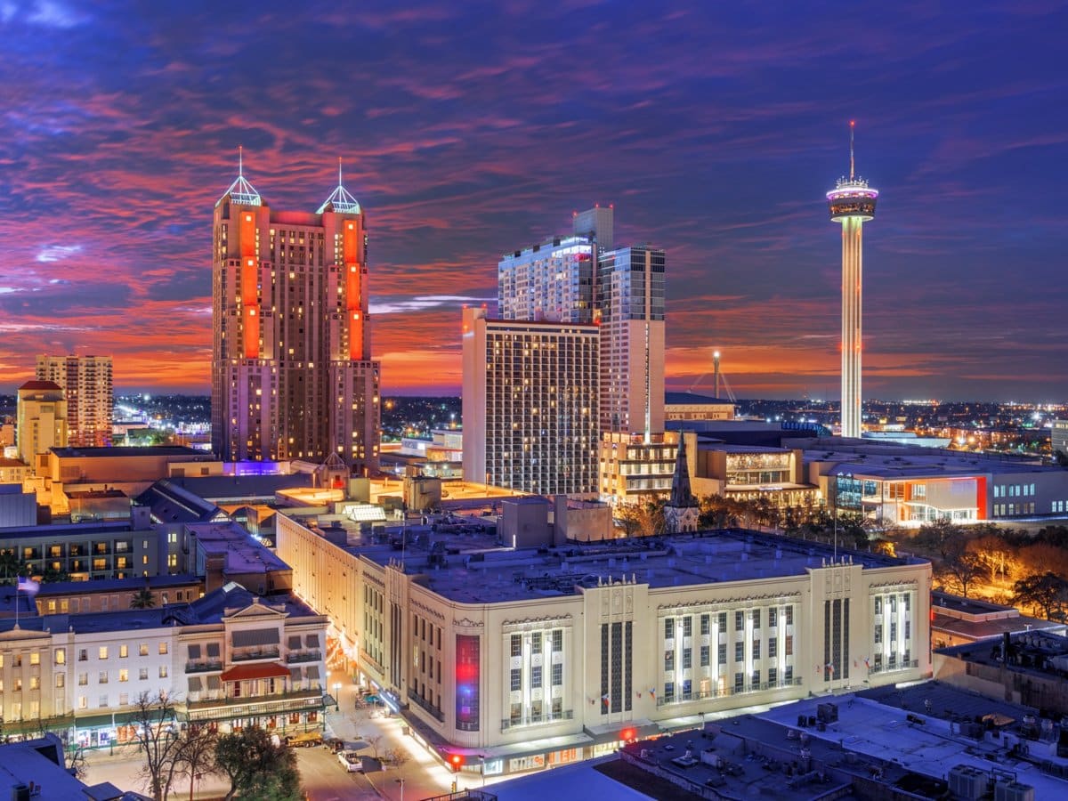 Vibrant San Antonio skyline at dusk with Tower of the Americas and city lights.